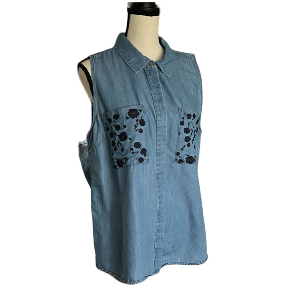 Michael Michael Kors chambray embroidered sleeveless blouse. Size XL
